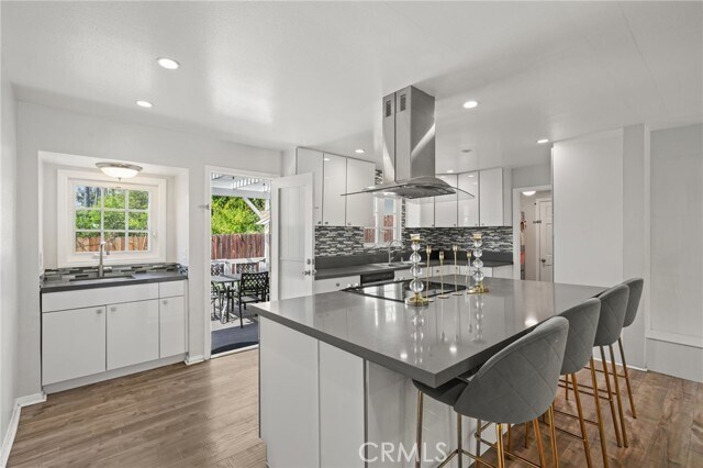 Building Photo - 18433 Tarzana Dr