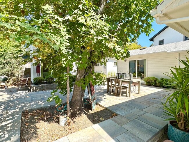 Building Photo - Available For 4+ Months!* Rare Find Furnished Saint Helena Gem, “Upper Tainter” 2 Bedrooms, 2 Bat...