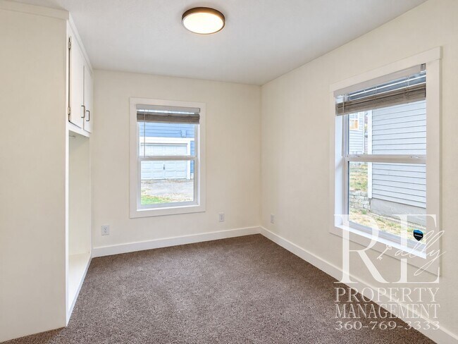 Building Photo - 109 N Wycoff Ave