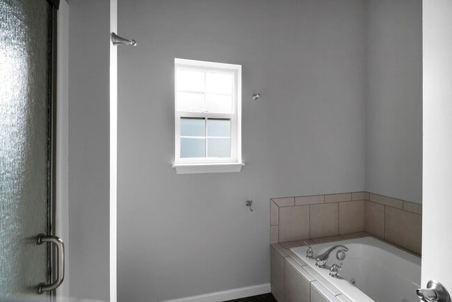 Building Photo - 3 Bed 2.5 Bath - Fireside - RV/Boat Parking - Fort Nugent Park