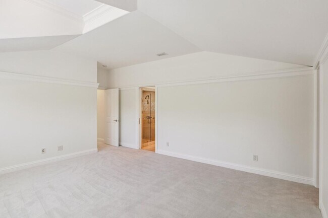 Building Photo - Beautiful, Old-World-style Home in the Heart of Central Menlo Park