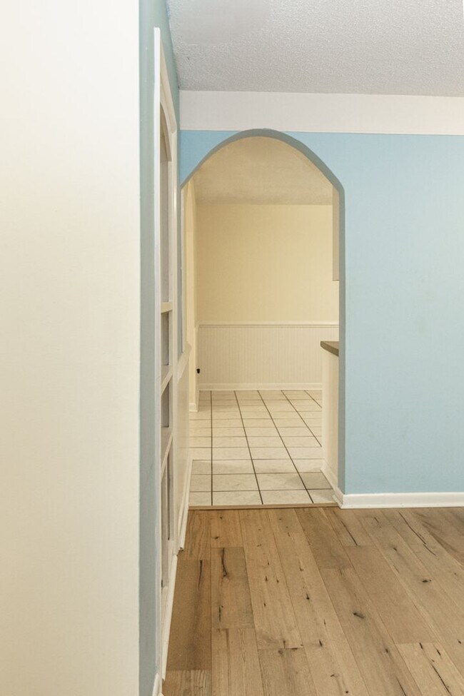 Building Photo - Beautiful 4 bedroom in the heart of Mossy ...