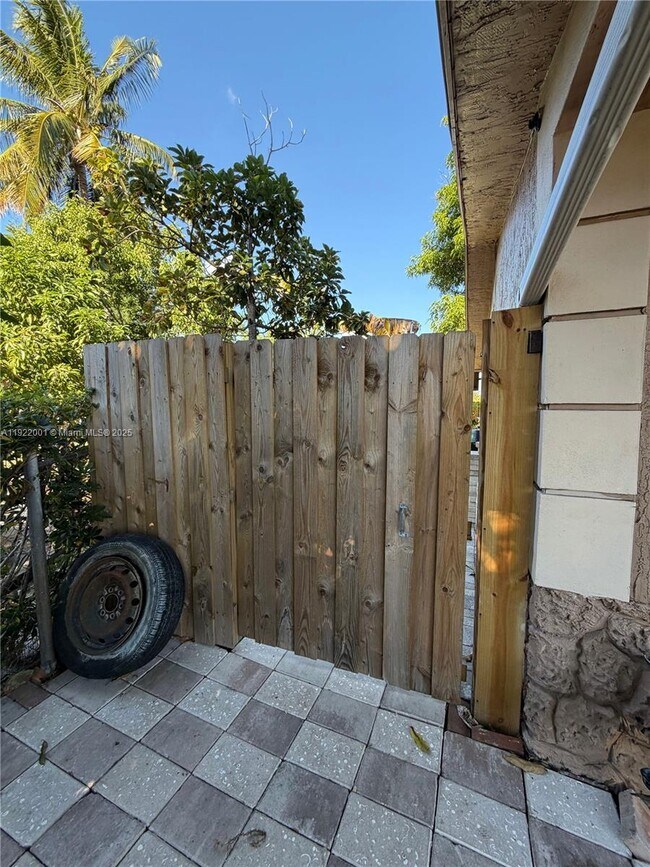 Primary Photo - 1071 SW 11th Ct