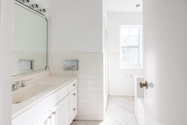 Building Photo - 527 W Jasmine Dr