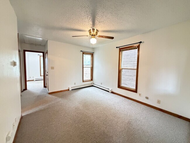 Building Photo - Upper Level 2 Bedroom Apartment - AVAILABLE TODAY