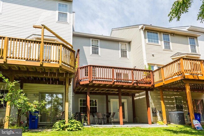 Building Photo - 9197 Carriage House Ln
