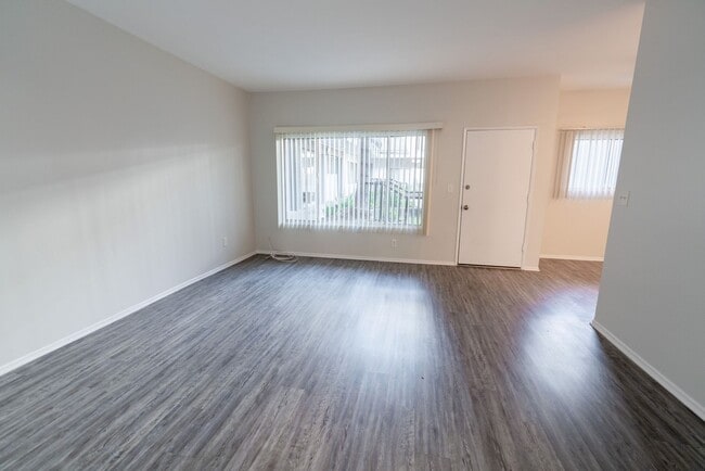 Interior Photo - 18411 Vincennes Street