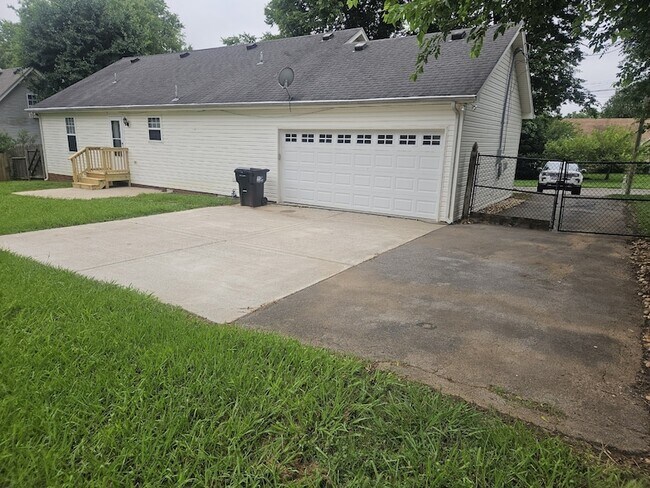 Building Photo - 1911 Pecan Ridge Dr