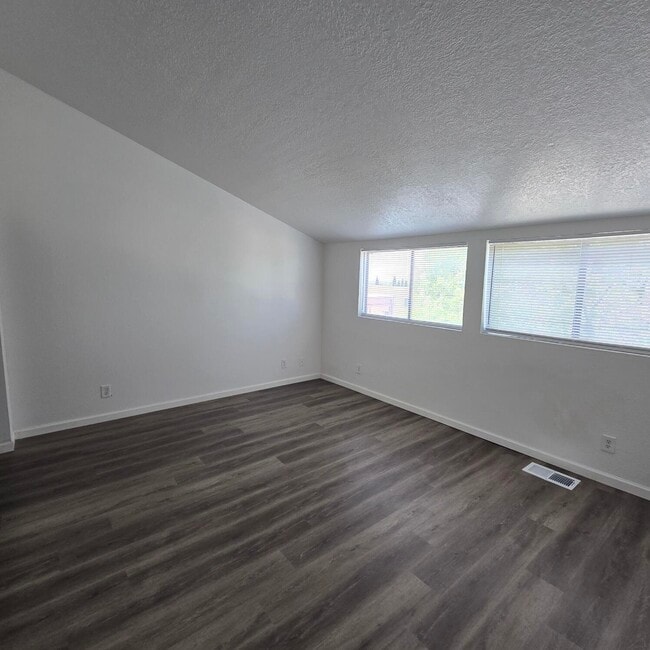 Building Photo - 5429 Overlook Dr NE