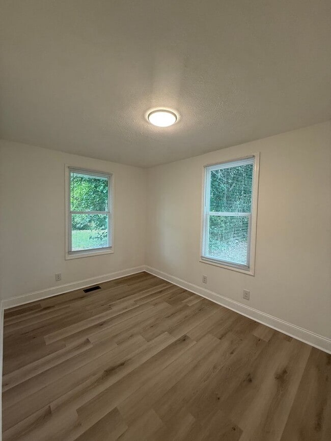 Building Photo - Space, Style & Location—All Under One Roof—For $1250 a Month