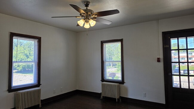 Building Photo - Cozy 2 Bed, 1 Bath Apartment in Appleton, ...