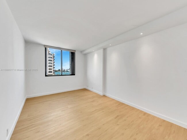 Building Photo - 520 Brickell Key Dr