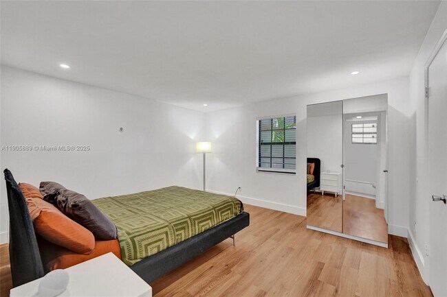 Building Photo - 815 NE 28th St