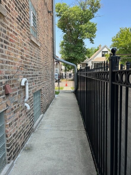 Building Photo - 2035 N Kildare Ave