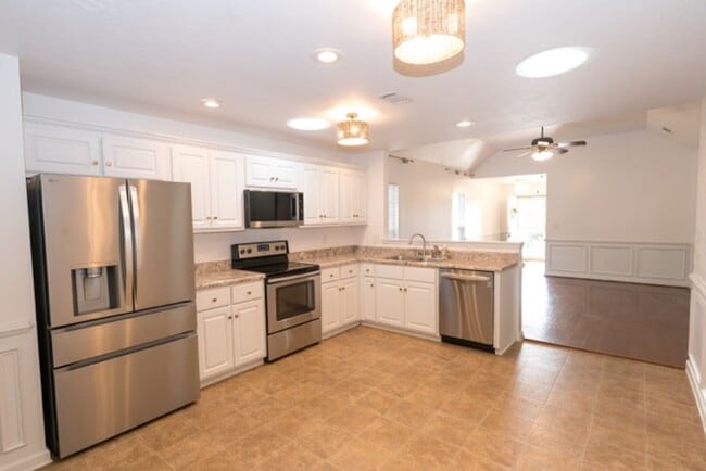 Building Photo - Charming 3-Bedroom, 2-Bath Home with Vaulted Ceilings and Open Floor Plan!