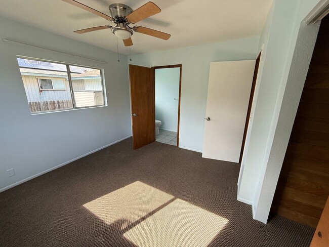 Building Photo - Kekaha 3 bed 1.5 bath single-family home