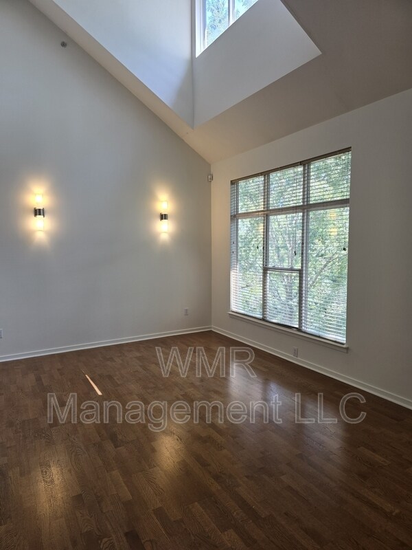 Building Photo - 2125 Southend Dr