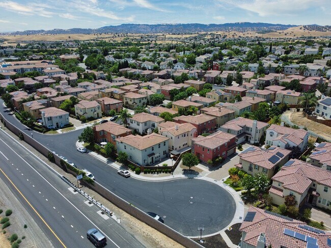 Building Photo - Gorgeous 4 Bed, 3.5 Bath in Brentwood