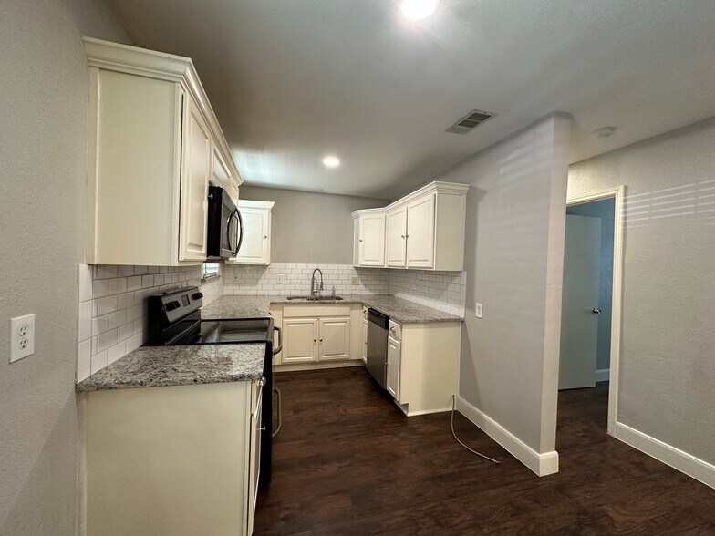 Building Photo - 220 S Shore Pl