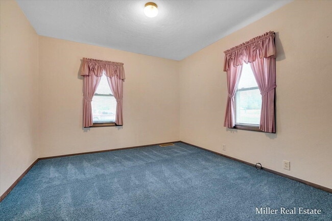 Building Photo - "Charming 3-Bedroom Lakehouse retreat with Spacious 2128 Sq Ft Layout in Hastings, MI!"