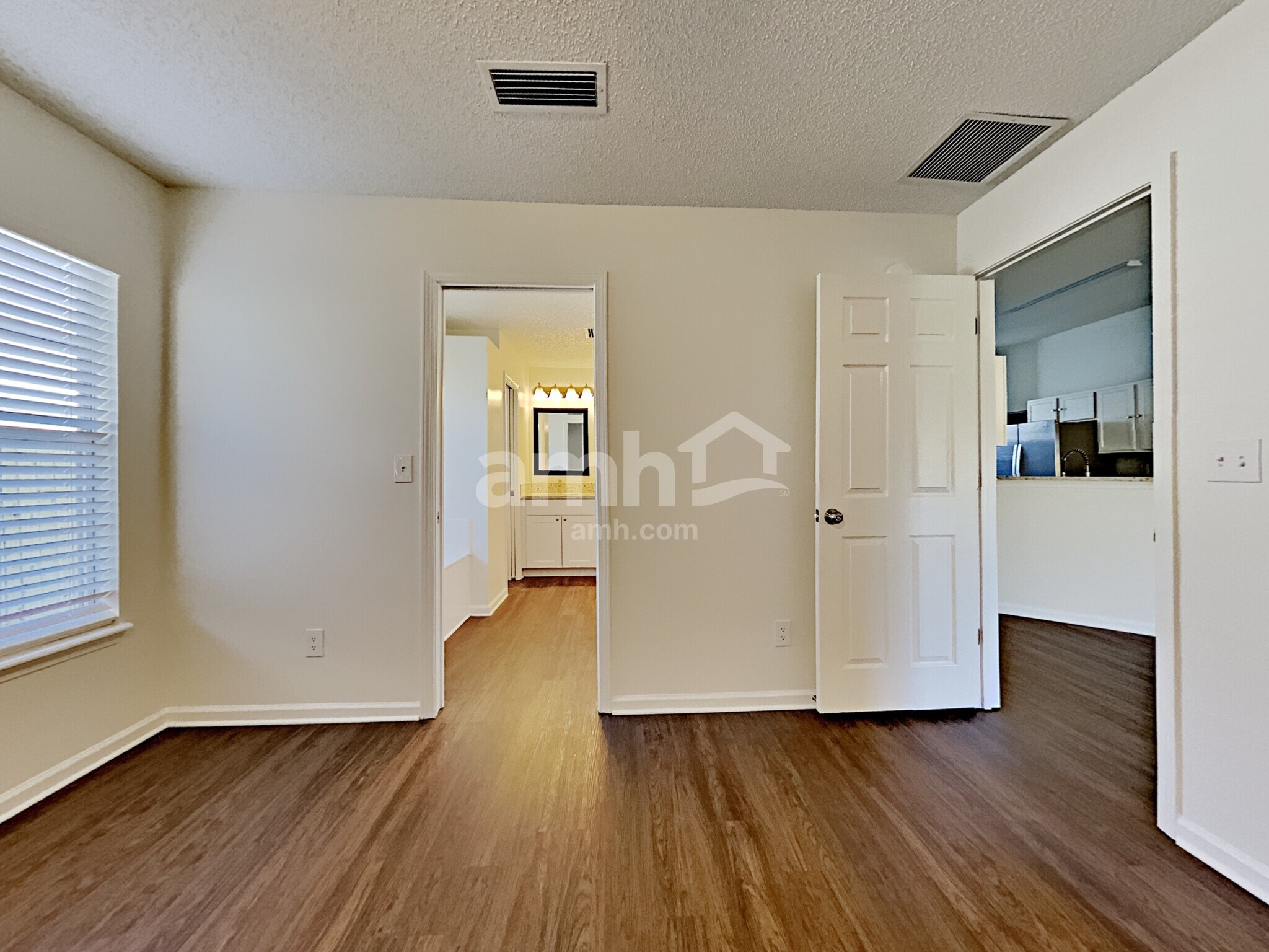 Building Photo - 3766 Woodbriar Dr