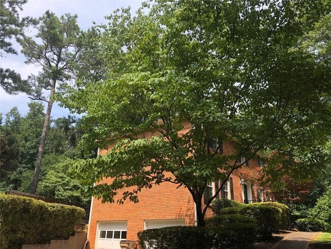 Building Photo - 2408 Crooked Tree Ct NE