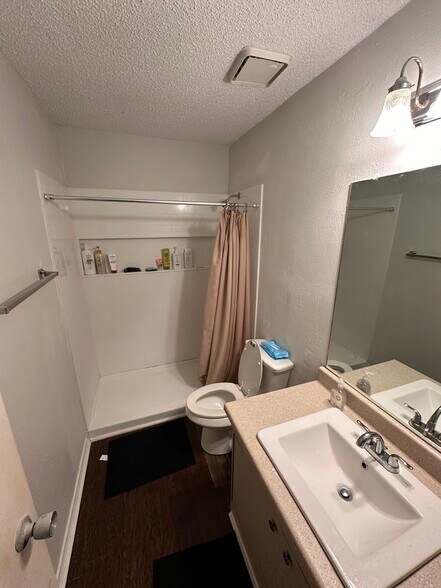 Building Photo - 600 Bagby Ave