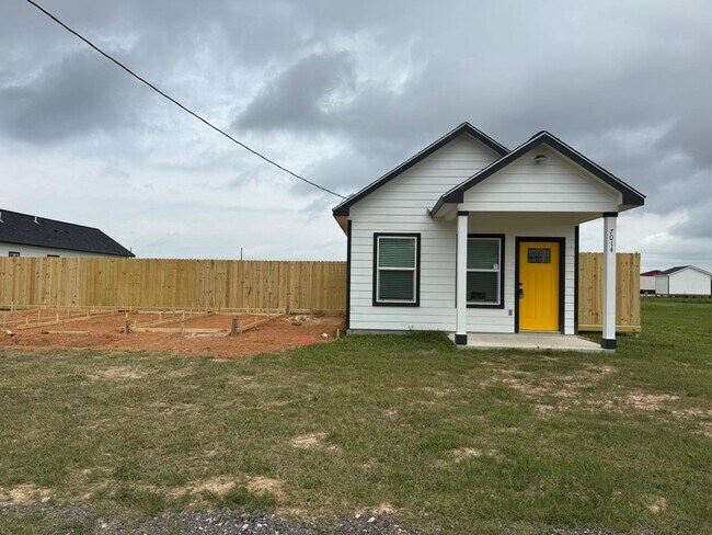 Building Photo - 7014-5914 02