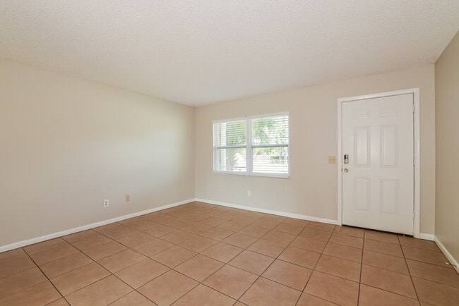 Building Photo - 206 Yale Dr