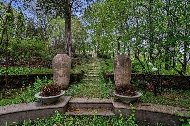 Building Photo - 12 Summit Rd