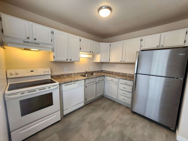 Building Photo - 3475 Cochran Dr