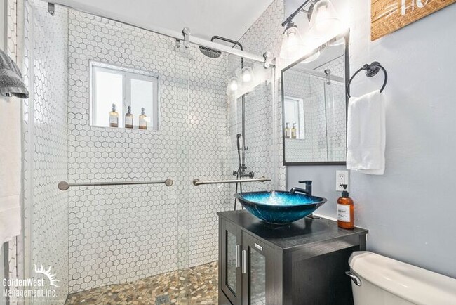 Building Photo - Upgraded 2Bdm 1Ba Upstairs Unit in North Park!