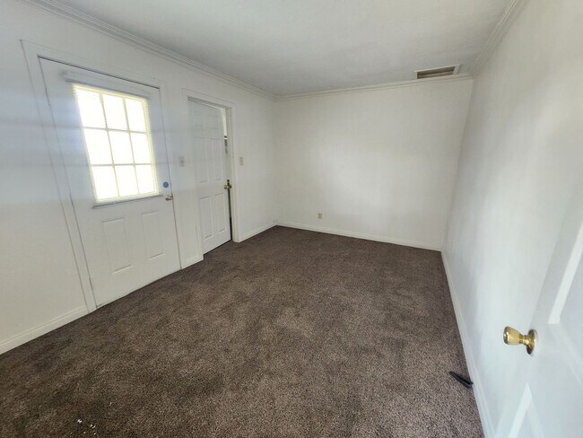 Building Photo - 5762 Howard Way