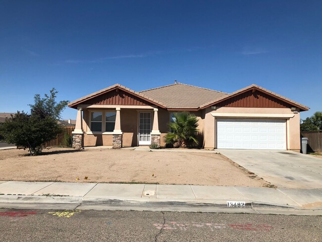 Primary Photo - Beautiful Spacious 4 bedroom 2 bathroom Ho...