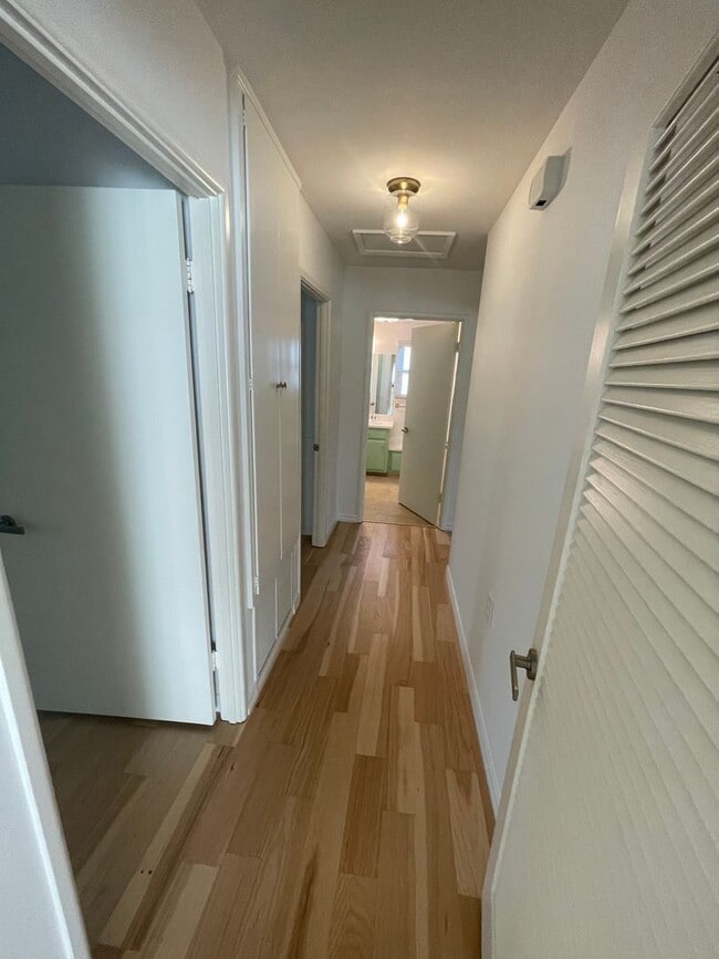 Building Photo - Awesome home on massive lot, 55+ community