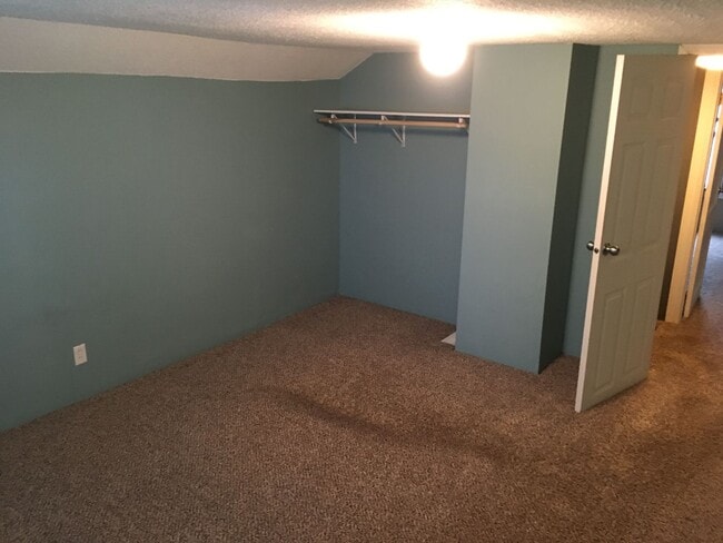 Building Photo - 3 Bed 1 Bath with Double Stall Garage