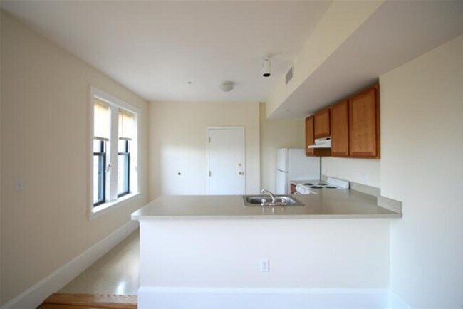 Building Photo - 881 Massachusetts Ave