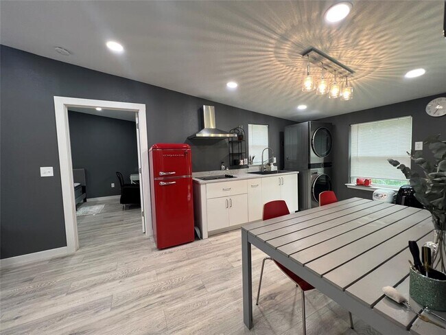 Building Photo - 3500 Del Robles Dr