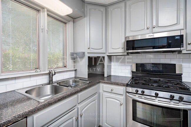 Building Photo - Immaculate 3BR / 2BA Home in Carriage Hills