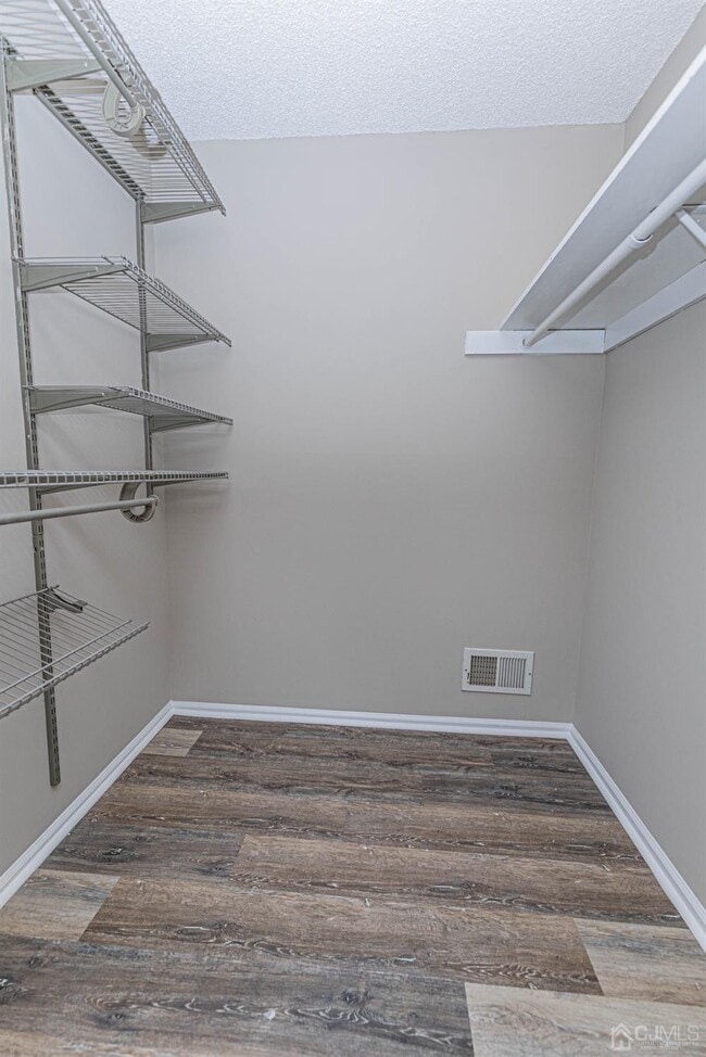 Building Photo - 142 Darwin Ln