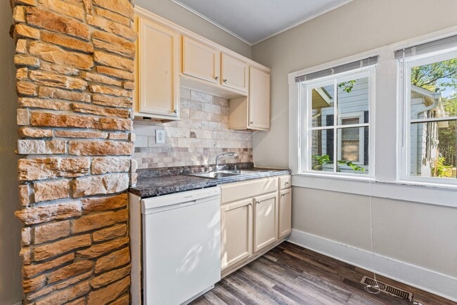 Building Photo - Charming 1 Bedroom near Noblesville High School and Downtown.