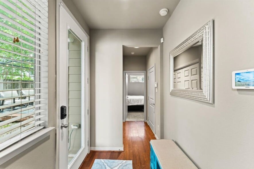 Building Photo - 235 N Lenox St