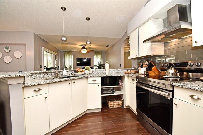 Building Photo - 302 Shadydale Ct