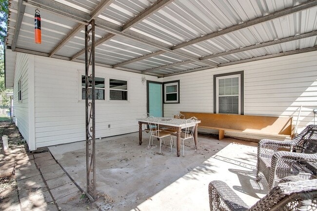 Building Photo - 541 NW Lorna St