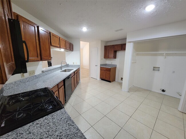 Building Photo - 2034 Village Park Dr