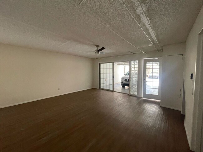 Building Photo - Beautiful 3-Bed/3-Bath Van Nuys Condo – Sp...
