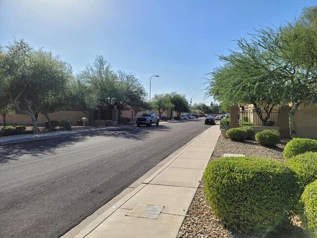 Building Photo - 1079 E Susan Ln