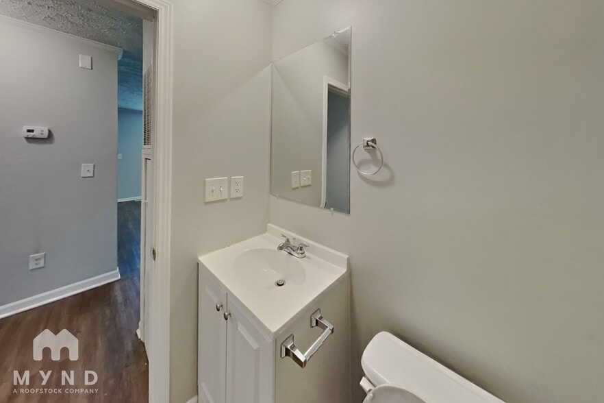 Building Photo - 2208 Shalimar Dr
