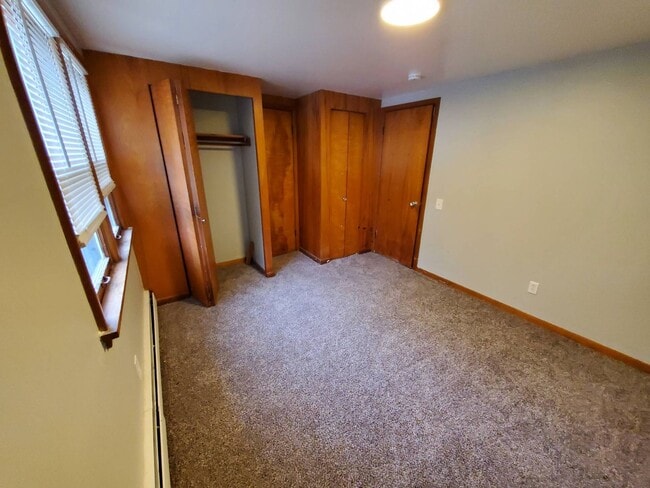 Building Photo - Charming 4-Bedroom Property in Prime Location
