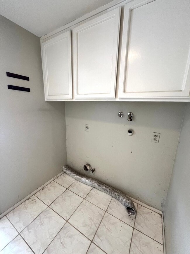 Building Photo - Large 4 bedroom home now available in Walnut